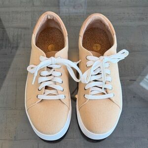 Revitalign Pacific Canvas Tan Shoe. orthotic quality insoles. Womens Size 9 -B